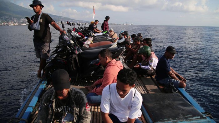 Sejumlah warga dan kendaraanya naik perahu motor tujuan Tidore saat menyeberang dari Pelabuhan Bastiong, Kota Ternate, Maluku Utara, Rabu (25/10/2023). Perahu motor merupakan salah satu dari sekian moda transportasi antarpulau di Maluku Utara yang menjadi pilihan warga untuk menyeberang dari Ternate ke Tidore dengan tarif Rp10 ribu per orang dan Rp30 ribu untuk sepeda motor. ANTARA FOTO/Andri Saputra/tom.