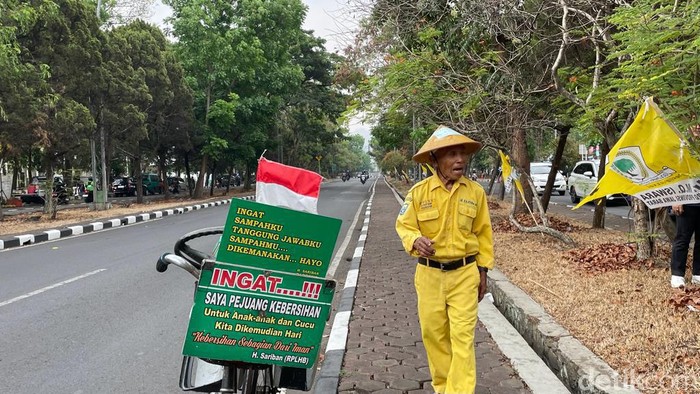 Potret Pak Sariban, relawan kebersihan di Kota Bandung