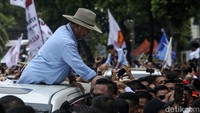 Prabowo juga sempat penyalami pendukung yang memadati depan gedung KPU.  