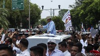 Berbeda dengan saat datang, Prabowo meninggalkan gedung KPU dengan menaiki mobil Alphard putih.  