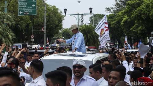 Capres Prabowo Subianto dan cawapres Gibran Rakabuming Raka telah mendaftarkan diri ke KPU, Rabu (25/10/2023). Usai mendaftar, Prabowo meninggalkan KPU dengan memakai topi koboi.