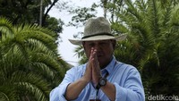 Prabowo menyapa pendukung dengan menelangkupkan telapak tangannya sebelum meninggalkan gedung KPU.  