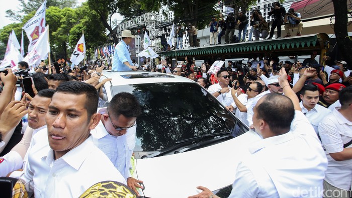 Capres Prabowo Subianto dan cawapres Gibran Rakabuming Raka telah mendaftarkan diri ke KPU, Rabu (25/10/2023). Usai mendaftar, Prabowo meninggalkan KPU dengan memakai topi koboi.