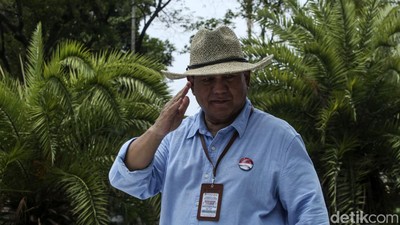 Potret Prabowo Bertopi Koboi Usai Daftar Capres di KPU