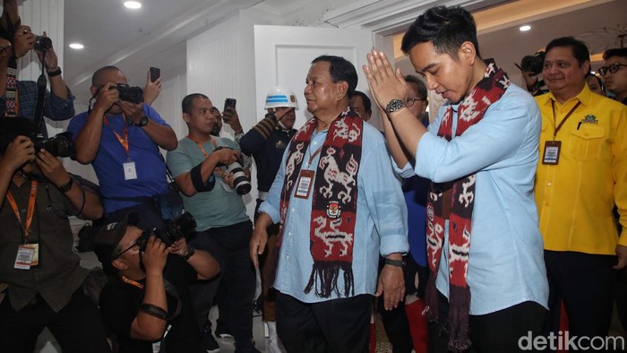 Bakal pasangan calon presiden dan wakil presiden Prabowo Subianto  dan Gibran Rakabuming Raka menyerahkan syarat pencalonan menjadi presiden dan wakil presiden kepada Ketua KPU Hasyim Asyari, di Kantor KPU, Jakarta, Rabu (25/10/2023).