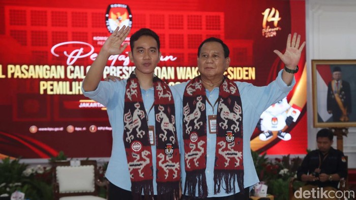 Bakal pasangan calon presiden dan wakil presiden Prabowo Subianto  dan Gibran Rakabuming Raka menyerahkan syarat pencalonan menjadi presiden dan wakil presiden kepada Ketua KPU Hasyim Asyari, di Kantor KPU, Jakarta, Rabu (25/10/2023).