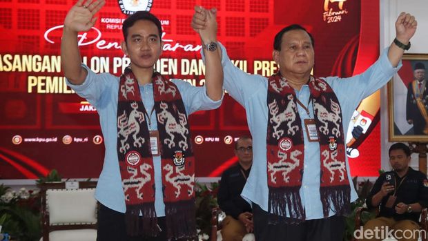Bakal pasangan calon presiden dan wakil presiden Prabowo Subianto  dan Gibran Rakabuming Raka menyerahkan syarat pencalonan menjadi presiden dan wakil presiden kepada Ketua KPU Hasyim Asy'ari, di Kantor KPU, Jakarta, Rabu (25/10/2023).