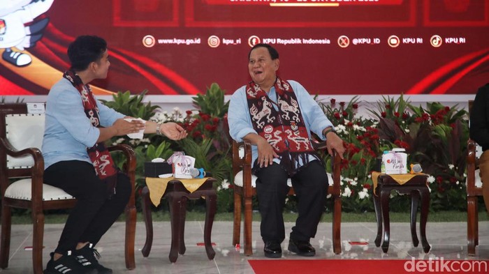 Bakal pasangan calon presiden dan wakil presiden Prabowo Subianto  dan Gibran Rakabuming Raka menyerahkan syarat pencalonan menjadi presiden dan wakil presiden kepada Ketua KPU Hasyim Asyari, di Kantor KPU, Jakarta, Rabu (25/10/2023).