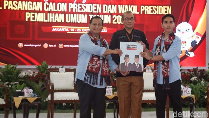Bakal pasangan calon presiden dan wakil presiden Prabowo Subianto  dan Gibran Rakabuming Raka menyerahkan syarat pencalonan menjadi presiden dan wakil presiden kepada Ketua KPU Hasyim Asy'ari, di Kantor KPU, Jakarta, Rabu (25/10/2023).