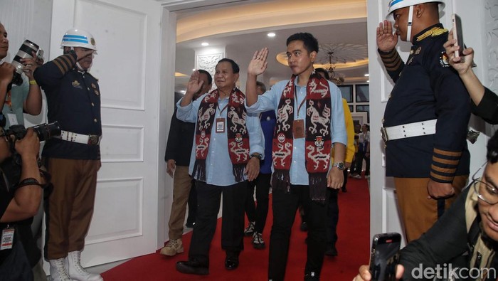 Potret Prabowo-Gibran Resmi Daftar Pilpres 2024 di KPU Bakal pasangan calon presiden dan wakil presiden Prabowo Subianto dan Gibran Rakabuming Raka menyerahkan syarat pencalonan menjadi presiden dan wakil presiden kepada Ketua KPU Hasyim Asy'ari, di Kantor KPU, Jakarta, Rabu (25/10/2023).