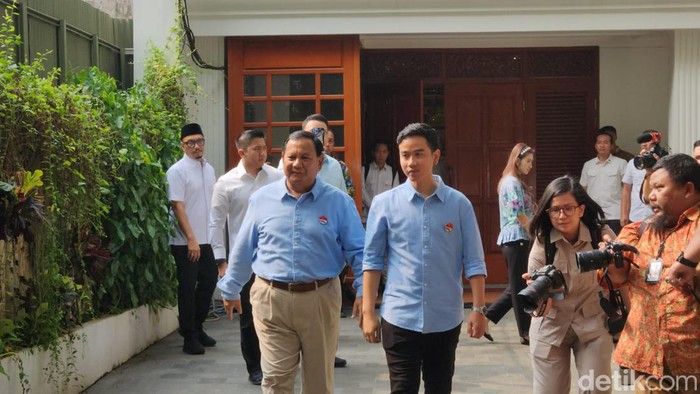 Prabowo-Gibran berkemeja biru. (Adrial Akbar/detikcom).
