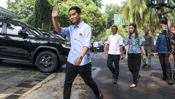 Prabowo Subianto-Gibran Rakabuming Raka kompak mengenakan baju berwarna biru jelang pendaftaran Pilpres 2023. Momen kompak itu terlihat di kediaman Prabowo, Jalan Kertangera IV, Jaksel, Rabu (25/10/2023).