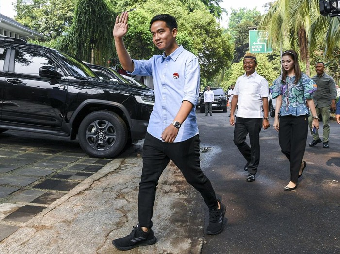 Prabowo Subianto-Gibran Rakabuming Raka kompak mengenakan baju berwarna biru jelang pendaftaran Pilpres 2023. Momen kompak itu terlihat di kediaman Prabowo, Jalan Kertangera IV, Jaksel, Rabu (25/10/2023).