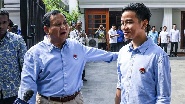 Prabowo Subianto-Gibran Rakabuming Raka kompak mengenakan baju berwarna biru jelang pendaftaran Pilpres 2023. Momen kompak itu terlihat di kediaman Prabowo, Jalan Kertangera IV, Jaksel, Rabu (25/10/2023).