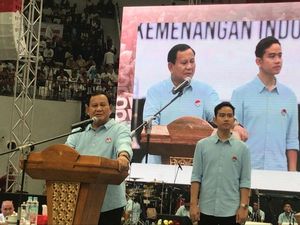 Gaya Prabowo-Gibran Sapa Pendukung di GBK: Lambaikan Tangan hingga Joget