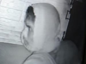 Pria Berkerudung Terciduk CCTV Curi Kotak Amal Masjid di Jambi