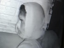 Pria Berkerudung Terciduk CCTV Curi Kotak Amal Masjid di Jambi