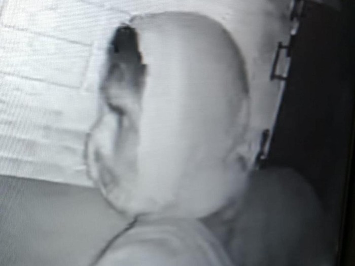 Pria berkerudung tertangkap CCTV mencuri kotak amal di masjid