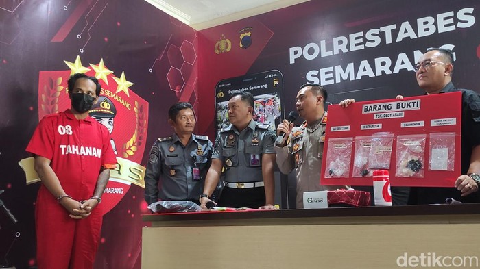 Pria bernama Dedy Abadi tertangkap lantaran menyelundupkan narkoba dan obat terlarang ke lapas Kedungpane Semarang. Foto diambil Rabu (25/10/2023).