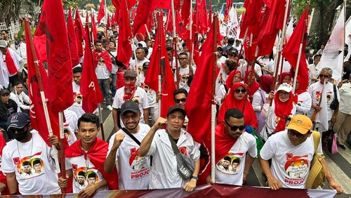 Sejumlah relawan Projo NTB saat ikut mengantar Prabowo-Gibran ke KPU pada Rabu (25/10/2023).