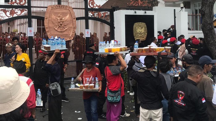 Ragam Cerita Pedagang Cari Cuan Saat Pendaftaran Capres-Cawapres di KPU (Muhammad Fardan Kaftaro/detikcom)