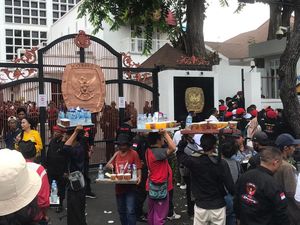 Ragam Cerita Pedagang Cari Cuan Saat Pendaftaran Capres-Cawapres di KPU