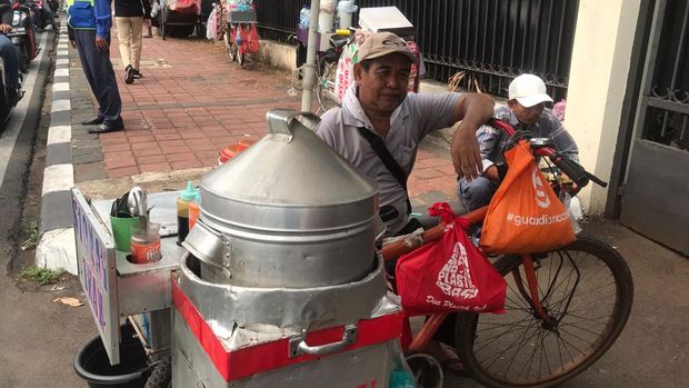 Ragam Cerita Pedagang Cari Cuan Saat Pendaftaran Capres-Cawapres di KPU (Muhammad Fardan Kaftaro/detikcom)