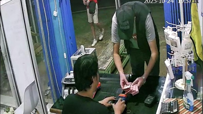 Rekaman CCTV WNA melakukan penipuan modus tukar uang di BriLink, di Pesisir Selatan. (Istimewa)