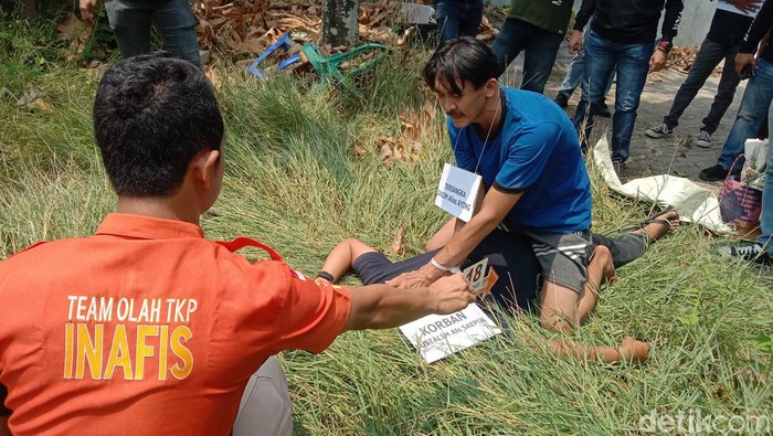 Rekontruksi pembunuhan terhadap petani Indramayu di tengah persawahan
