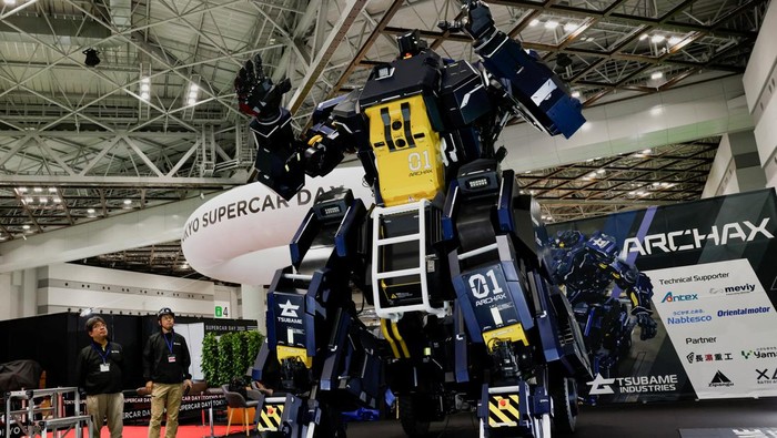 Robot Raksasa yang Bisa Dikemudikan Manusia Mejeng di Japan Mobility Show 2023 A view of Archax, a giant human-piloted robot developed by the start-up Tsubame Industries Co., is displayed during the Japan Mobility Show 2023 at Tokyo Big Sight in Tokyo, Japan October 25, 2023. REUTERS/Issei Kato