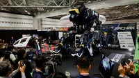 Pemandangan Archax, robot raksasa yang dikemudikan manusia yang dikembangkan oleh perusahaan rintisan Tsubame Industries Co., ditampilkan selama Japan Mobility Show 2023 di Tokyo Big Sight di Tokyo, Jepang, Rabu (25/10/2023).