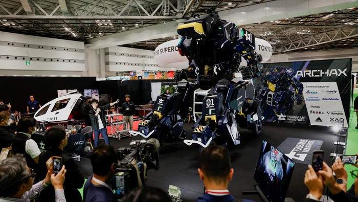 Robot Raksasa yang Bisa Dikemudikan Manusia Mejeng di Japan Mobility Show 2023 A view of Archax, a giant human-piloted robot developed by the start-up Tsubame Industries Co., is displayed during the Japan Mobility Show 2023 at Tokyo Big Sight in Tokyo, Japan October 25, 2023. REUTERS/Issei Kato