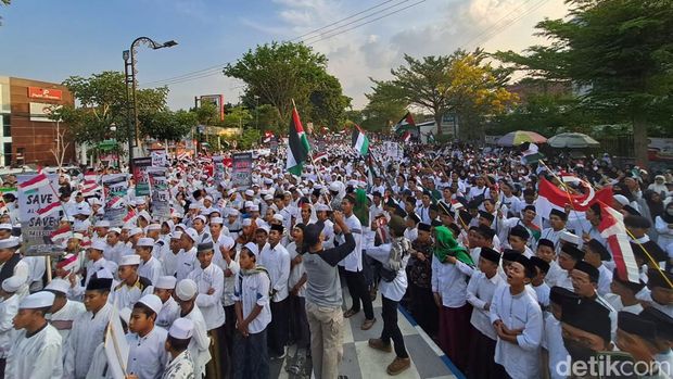 Salat gaib berjemaah sebagai bagian dari aksi solidaritas untuk Palestina di Jombang.