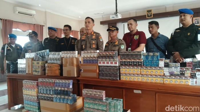 Satgas Pemberantasan BKCHT Ilegal Majalengka sita puluhan ribu rokok tanpa cukai di Majalengka. (Foto: Erick Disy Darmawan/ detikJabar)