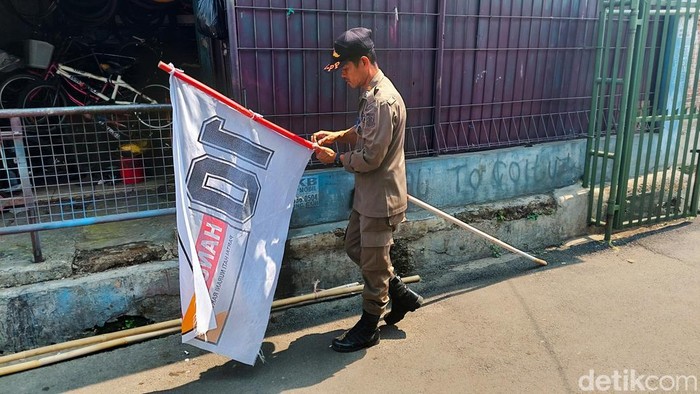 Satpol PP Tertibkan Spanduk-Bendera Parpol dan Caleg