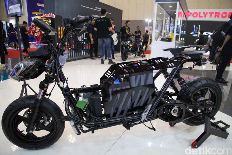 Savart meluncurkan motor listrik seri S-1 di IMOS 2023. Kehadiran Savart menambah daftar produsen motor listrik asal Indonesia.