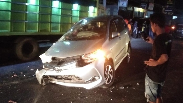 Sebuah mini bus mengalami kecelakaan tunggal di Jalan Poros Maros-Pangkep, Kabupaten Maros, Sulsel.