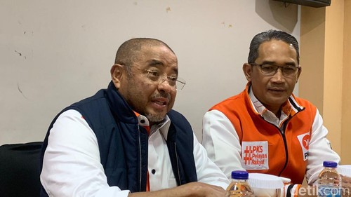 Sekjen PKS Aboe Bakar Al Habsyi (kiri) saat ditemui awak media sebelum menghadiri rapat konsolidasi DPW PKS Bali di Denpasar, Rabu (25/10/2023). (Rizki Setyo Samudero)