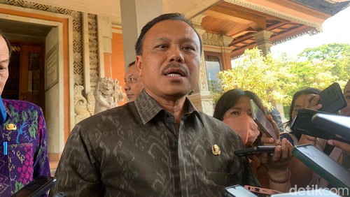 Sekretaris Daerah (Sekda) Provinsi Bali Dewa Made Indra di kantor DPRD Provinsi Bali, Rabu (25/10/2023). (Rizki Setyo Samudero)