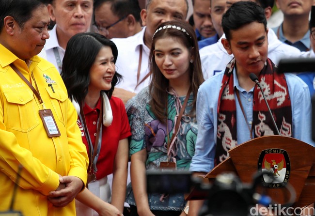 Atasan dengan lengan balon tersebut dihiasi kancing berbentuk pita dan aksen menyerupai peplum yang membentuk tubuh. Ia memadukannya dengan celana panjang hitam. (Foto: Pradita Utama/detikcom)
