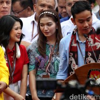 Atasan dengan lengan balon tersebut dihiasi kancing berbentuk pita dan aksen menyerupai peplum yang membentuk tubuh. Ia memadukannya dengan celana panjang hitam. (Foto: Pradita Utama/detikcom)