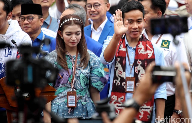 Tiba giliran pasangan Prabowo dan Gibran Rakabuming mendeklarasikan pencalonan mereka sebagai calon presiden dan wakilnya, yang dilanjutkan dengan pendaftaran di KPU, Rabu (25/10/2023). Ikut dalam rombongan, Selvi Ananda yang bukan lain adalah istri Gibran. (Foto: Pradita Utama/detikcom)