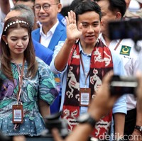 Tiba giliran pasangan Prabowo dan Gibran Rakabuming mendeklarasikan pencalonan mereka sebagai calon presiden dan wakilnya, yang dilanjutkan dengan pendaftaran di KPU, Rabu (25/10/2023). Ikut dalam rombongan, Selvi Ananda yang bukan lain adalah istri Gibran. (Foto: Pradita Utama/detikcom)