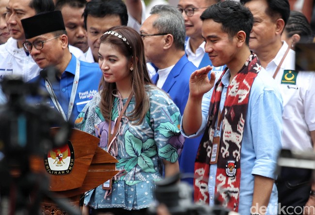 Meski Prabowo-Gibran kompak berkemeja biru, Selvi Ananda muncul dengan gayanya sendiri. Blouse yang dihiasi corak floral yang bold menjadi andalan istri Wali Kota Solo itu. (Foto: Pradita Utama/detikcom)