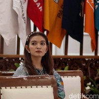 Melengkapi gayanya, sebuah bando menghiasi rambut. Tidak ketinggalan jam tangan bergaya klasik. (Foto: Pradita Utama/detikcom)