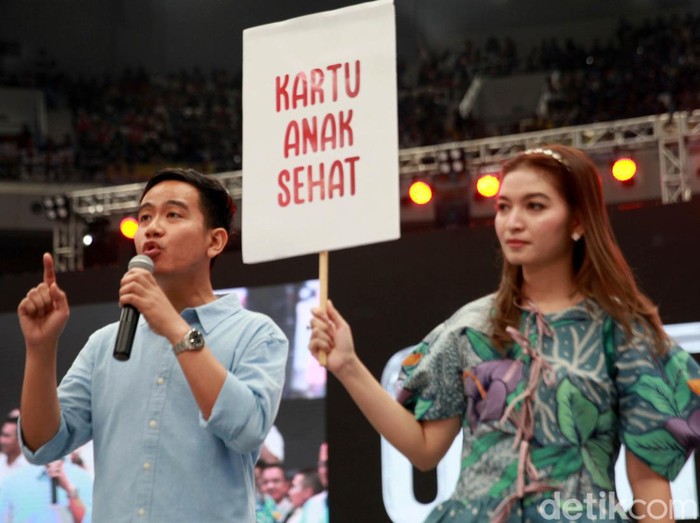 Momen Selvi Ananda dampingi Gibran saat pemaparan Cawapres di Indonesia Arena