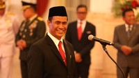 Dari pendidikan dan kemampuan itulah yang membuatnya diangkat jadi Menteri Pertanian (Mentan) periode 2014-2019. 