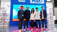 (Ki-ka) Brian Hartono (Senior Brand Manager of BeautyHaul), Christofer Samuel Lesmana (VP Marketing BeautyHaul), Irene Ursula (Founder BeautyHaul Group), Benny Yahya (Co-founder BeautyHaul) dan Harris Adithya (Head of BeautyHaul) menyambut para pecinta skincare dan kosmetika Indonesia di acara BeautyHaul Mart 2023 di Mall Kelapa Gading, Jakarta Utara, Rabu (25/10/2023). 