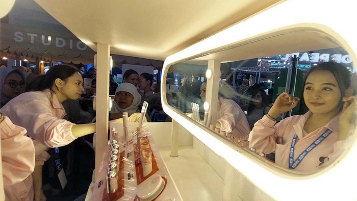 Serbu! Ada Pameran Kosmetik Kecantikan di Kelapa Gading Pameran produk kecantikan BeautyHaul Mart 2023 di Mall Kelapa Gading, Jakarta Utara. Beragam produk dipamerkan.