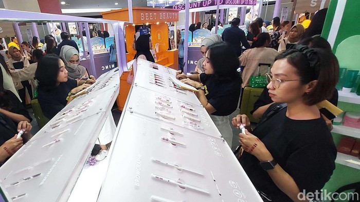 Serbu! Ada Pameran Kosmetik Kecantikan di Kelapa Gading Pameran produk kecantikan BeautyHaul Mart 2023 di Mall Kelapa Gading, Jakarta Utara. Beragam produk dipamerkan.